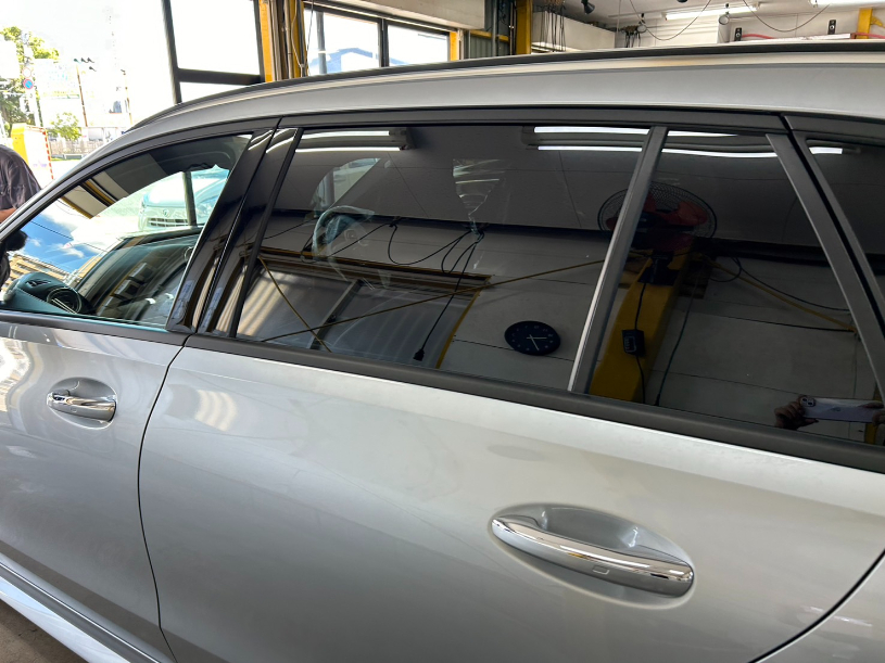 【メルセデスベンツ　Cクラスワゴン】ルーフモール・ドアモールのラッピング施工のご紹介